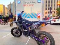 Jazda motocyklem ulicami Chicago podczas zamieszek