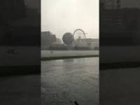 Burza rozrywa na strzępy balon pod hotelem Forum w Krakowie