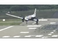 Pilot z wielkim trudem ląduje i wypada z drogi startowej przez silny boczny wiatr
