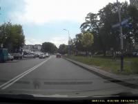 Unikalne nagranie kamery samochodowej z ulic Krakowa. Gaz vs maczety
