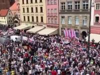 Wrocław gorąco wita prezydenta Dudę. Tłum skanduje „Wrocław twierdzą demokracji”