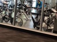 Koleś zapomniał, jak korzystać z tego rowerku na siłowni