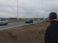 Minister infrastruktury Andrzej Adamczyk wybrał się na otwarcie drogi. Stanął i machał do samochodów