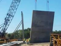 Przewrócenie się żurawia podczas ustawiania 50 tonowej betonowej ściany