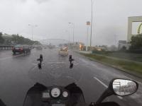 Co robi kierowca BMW w Warszawie podczas deszczu?
