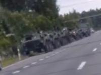 Kolumna białoruskich wozów pancernych zmierza w stronę granicy z Rosją