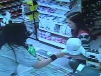 Pracownik sklepu chwyta dziecko od kobiety, zanim upadnie