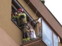Strażacy uratowali zamkniętą na balkonie kobietę