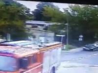 Wóz strażacki wyłamuje barierki na przejeździe kolejowym