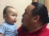 Ojciec po raz pierwszy prezentuje synowi śpiew gardłowy