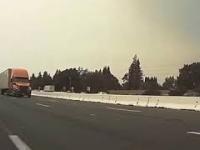 Wypadek ciężarówki na autostradzie w USA w Kalifornii