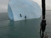 Dwóch śmiałków wspina się na dryfujący lodowiec