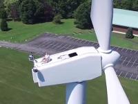 Operator drona zauważył „coś” na turbinie wiatraka