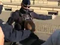 Policja spycha ludzi na chodnik