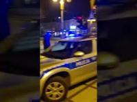 Policja spisuje znicze pod biurem PiS w Częstochowie