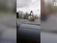 Kierowca ciężarówki na poznańskich blachach zniszczył dźwigiem wiadukt w Koszalinie