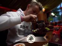 YouTuber „kamerzysta” dorzucił włosy do jedzenia w restauracji by wywołać aferę