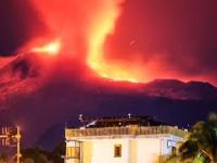 Nocna erupcja wulkanu Etna na Sycylii we Włoszech