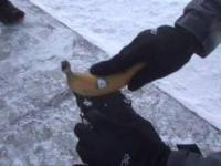 Wbijanie gwoździa za pomocą banana