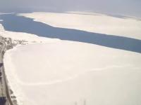 Olbrzymia pokrywa lodowa odrywa się od brzegu jeziora Michigan