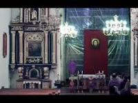 Wklejone obrazy pustych ławek w czasie transmisji Mszy Świętej w Nowym Sączu