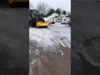 Jak usunąć zalegający lód na parkingu
