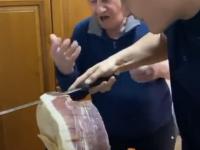 Dziadek uczy wnuczka jak kroić prosciutto