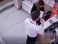 Kobieta przy użyciu paralizatora próbuje ukraść telefon