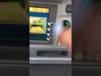 Jak prawidłowo wkładać kartę do bankomatu