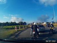 Niezrównoważony kierowca Audi atakuje motocyklistę