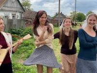 Dziewczyny z Beloe Zlato tańczą, śpiewają i grają