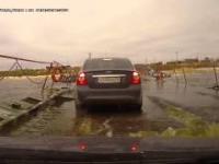 Kierowca w Rosji jedzie przez most