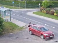 Kobieta wyrzuciła z swojego samochodu wypełnioną reklamówkę na nawierzchnię