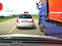 Łotewski kierowca tira spycha osobówkę, która wjechała na zwężeniu