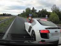 Pan ważny z Audi R8 spycha kierowcę z drogi, a później gra policjanta