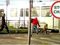 Maluszek na rowerku o mało nie wjeżdża pod tramwaj  694 Wasze Filmy