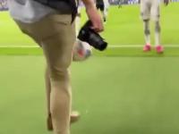 Fotograf potrafi w piłkę grać. Piłkarz aż strzela focha