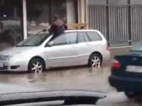 Jak dojść do auta gdy ulica jest zalana