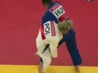 Dziewczyny walczą w judo