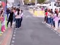 Wyścig rowerowy w El Hierro i nieogarnięta kobieta wbiega na ulicę
