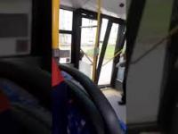 Podczas jazdy autobusem drzwi przewracają się na pasażera