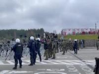 Migranci przekroczyli pas graniczny w Kuźnicy po stronie Białorusi