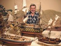Człowiek, który buduje modele statków