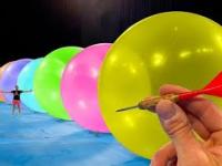 Rzut lotką do darta przez 10 ogromnych balonów