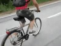 Koleś na rowerze świruje na środku drogi