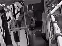 Kierowca autobusu ratuje dziewczynkę z opresji