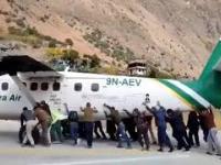 Samolot złapał gumę podczas lądowania, więc pasażerowie pomogli i przepchnęli maszynę