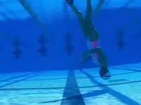 Akrobacje pod wodą i to w szpilkach