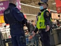 Policja i Straż Miejska „dzielnie” kontrolują maseczki w sklepie