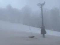 Wyciąg narciarski utknął nad pękniętą rurą